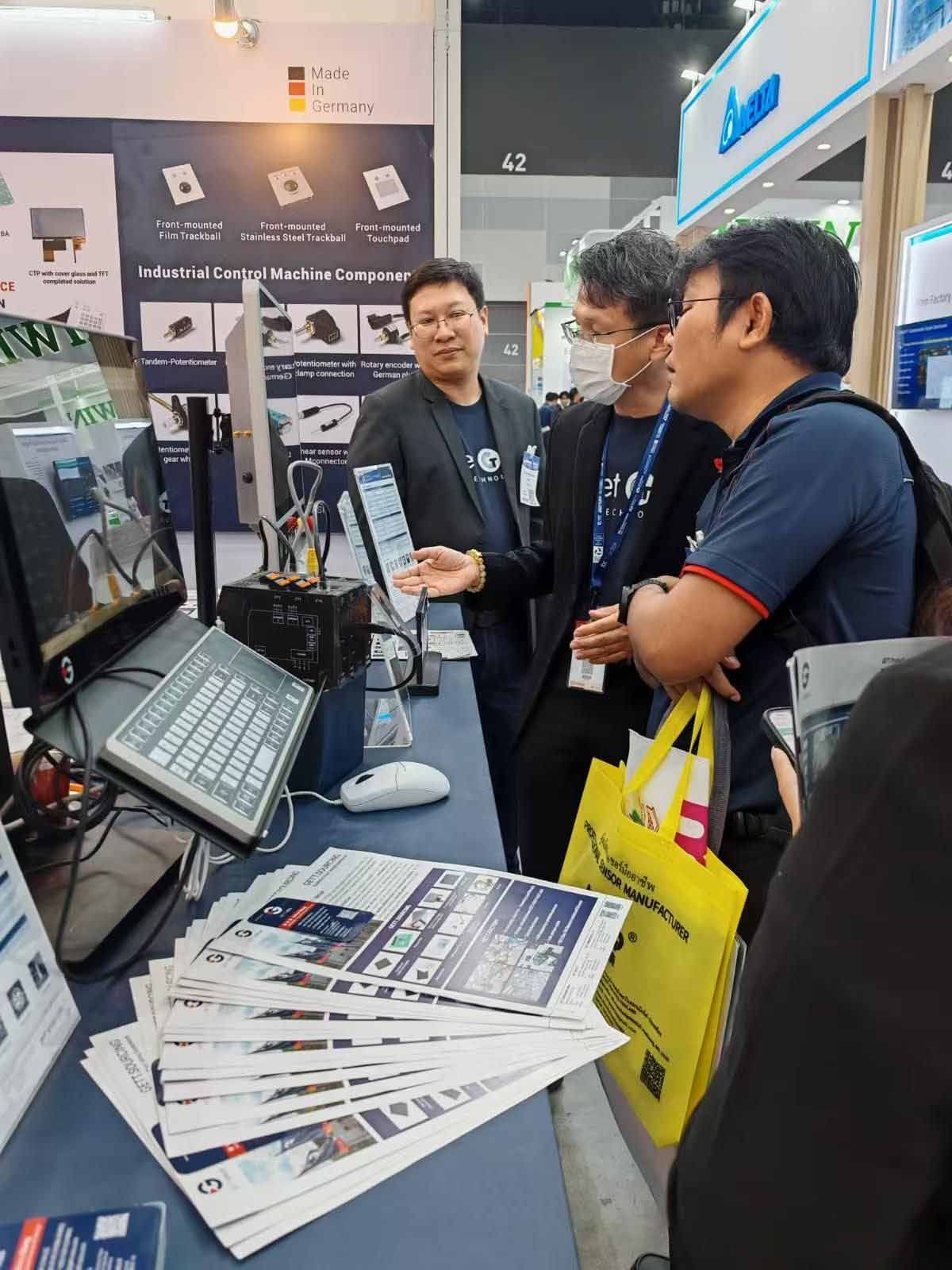 GETT's team in a conversation